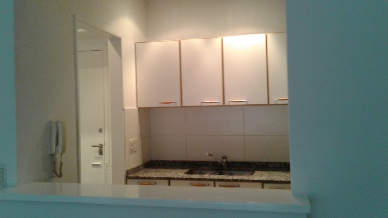 Amplisimo 2 ambientes con cocina separada, muy luminoso!