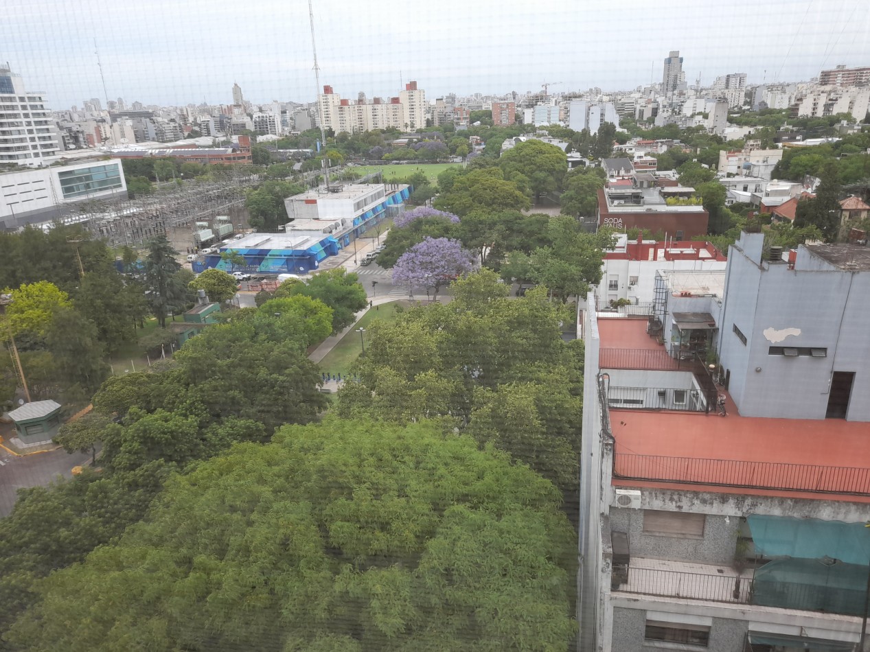 Vista abierta a la ciudad! 3 ambientes amoblado.