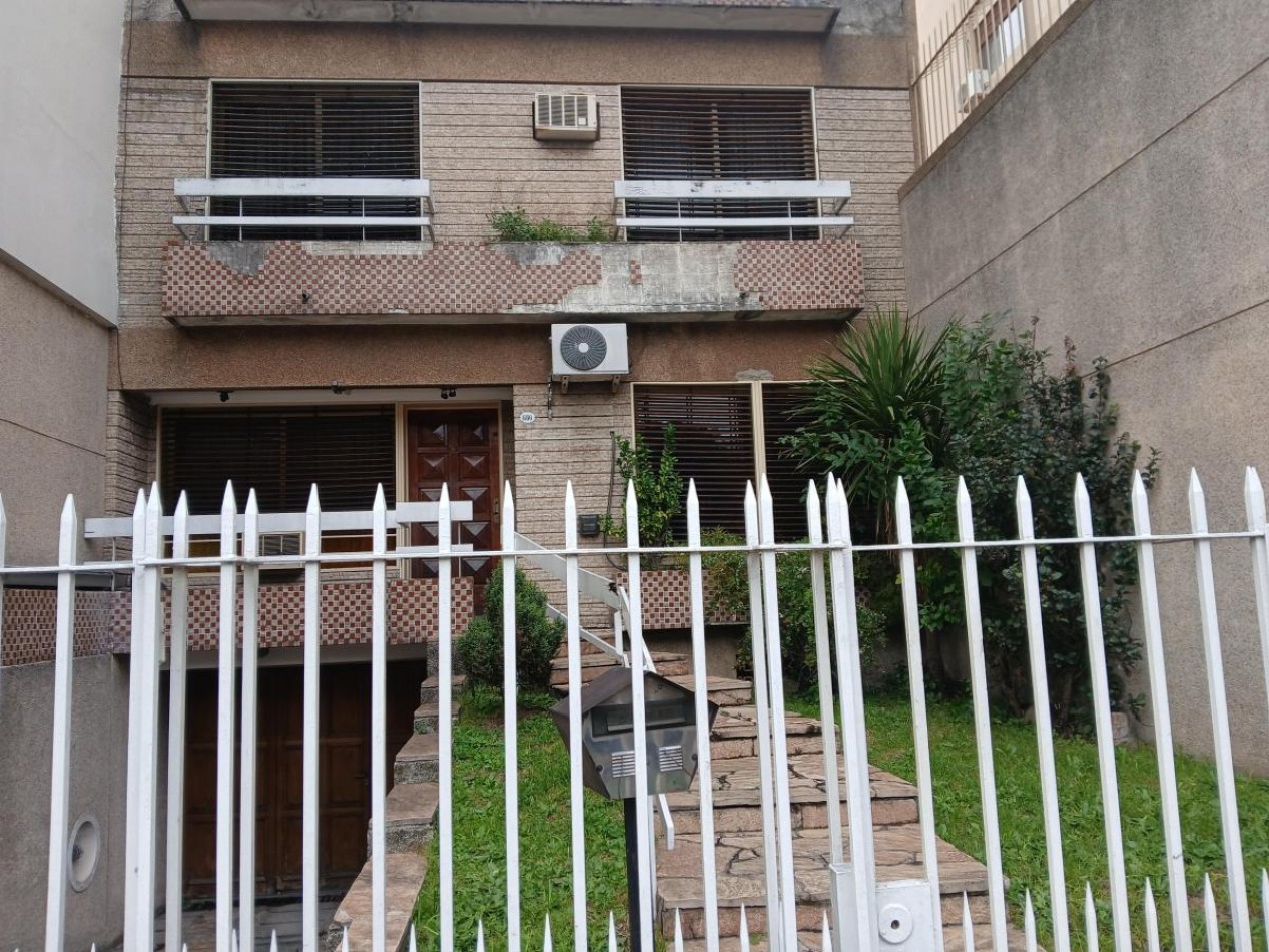 Confortable Casa de Tres Plantas y Garage, a metros de Parque Lezama!